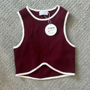 Chantria cropped tank in crimson white (isalis)